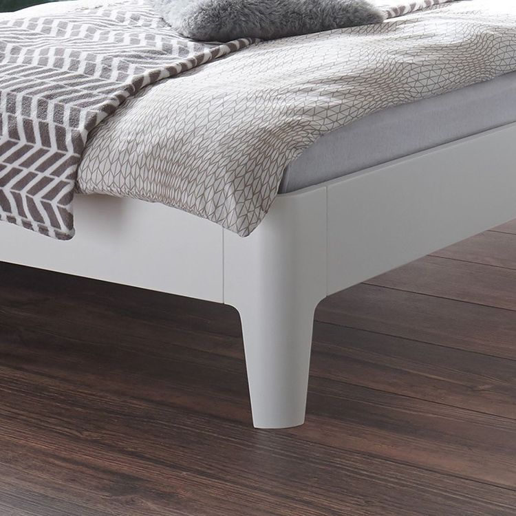 Bett Narva mit schlanken Holzbeinen