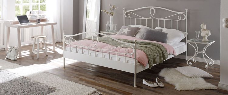 Metallbett in Weiß