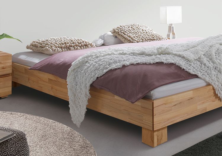 Schlafzimmer Minimalismus mit schlichtem Holzbett