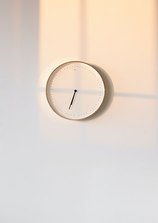 Schlafzimmer Minimalismus analoge Uhr