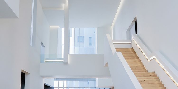 Schlafzimmer Minimalismus in reduziertem Weiß