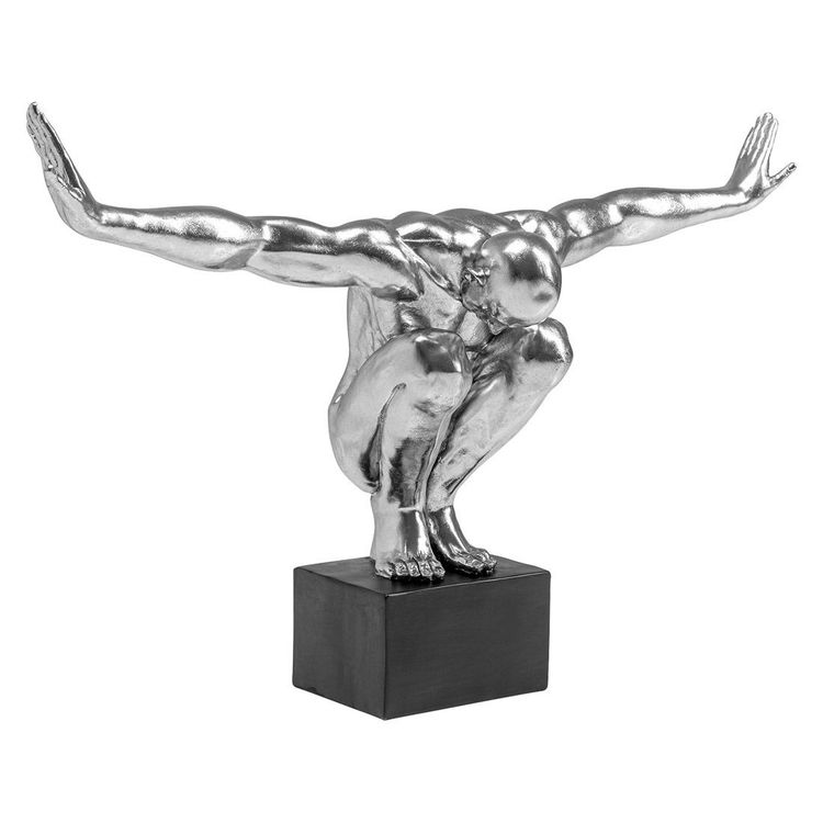 Skulptur mit ausgestreckten Armen