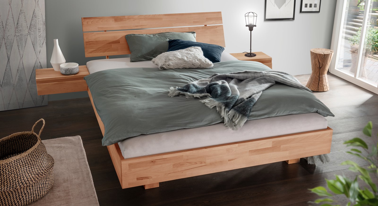 Klassisches Bett Arinei aus Echtholz