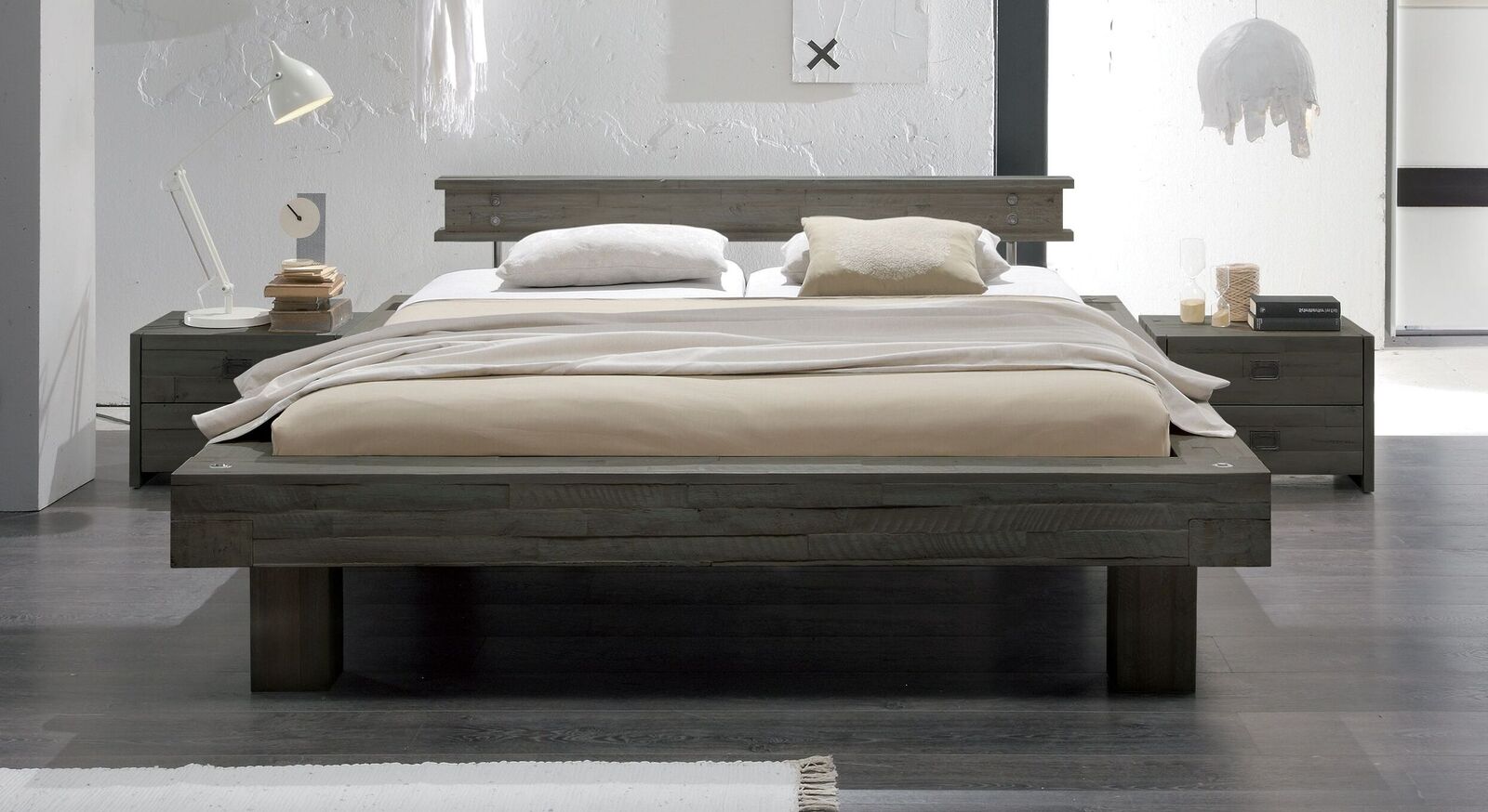 Bett Buena aus Akazie Vintage grau mit 25 cm Füßen