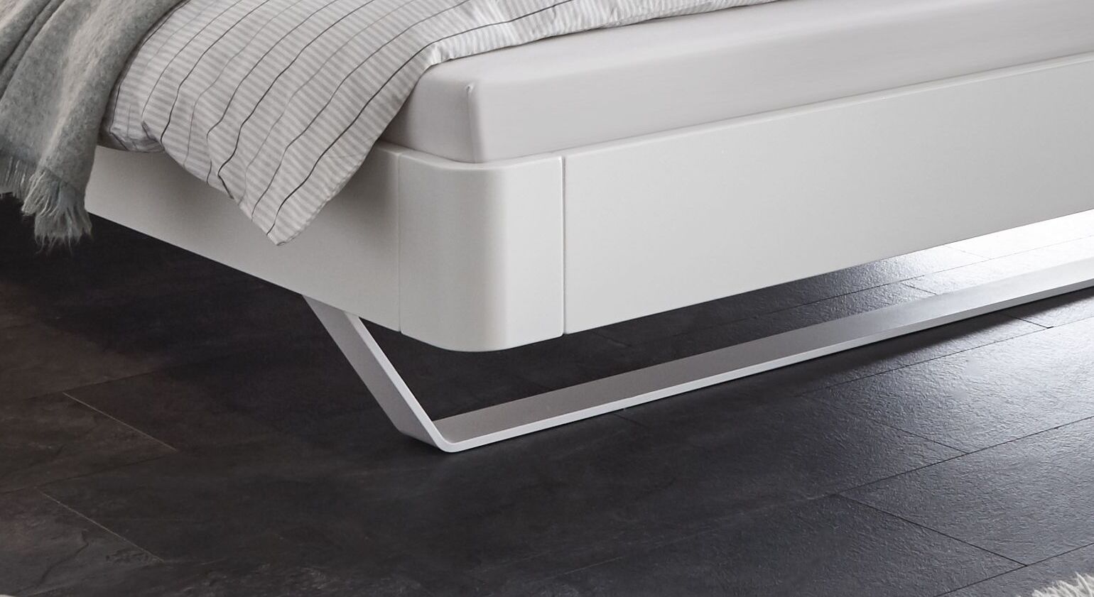 Stylisches Bett Cilona mit weißen Metallkufen