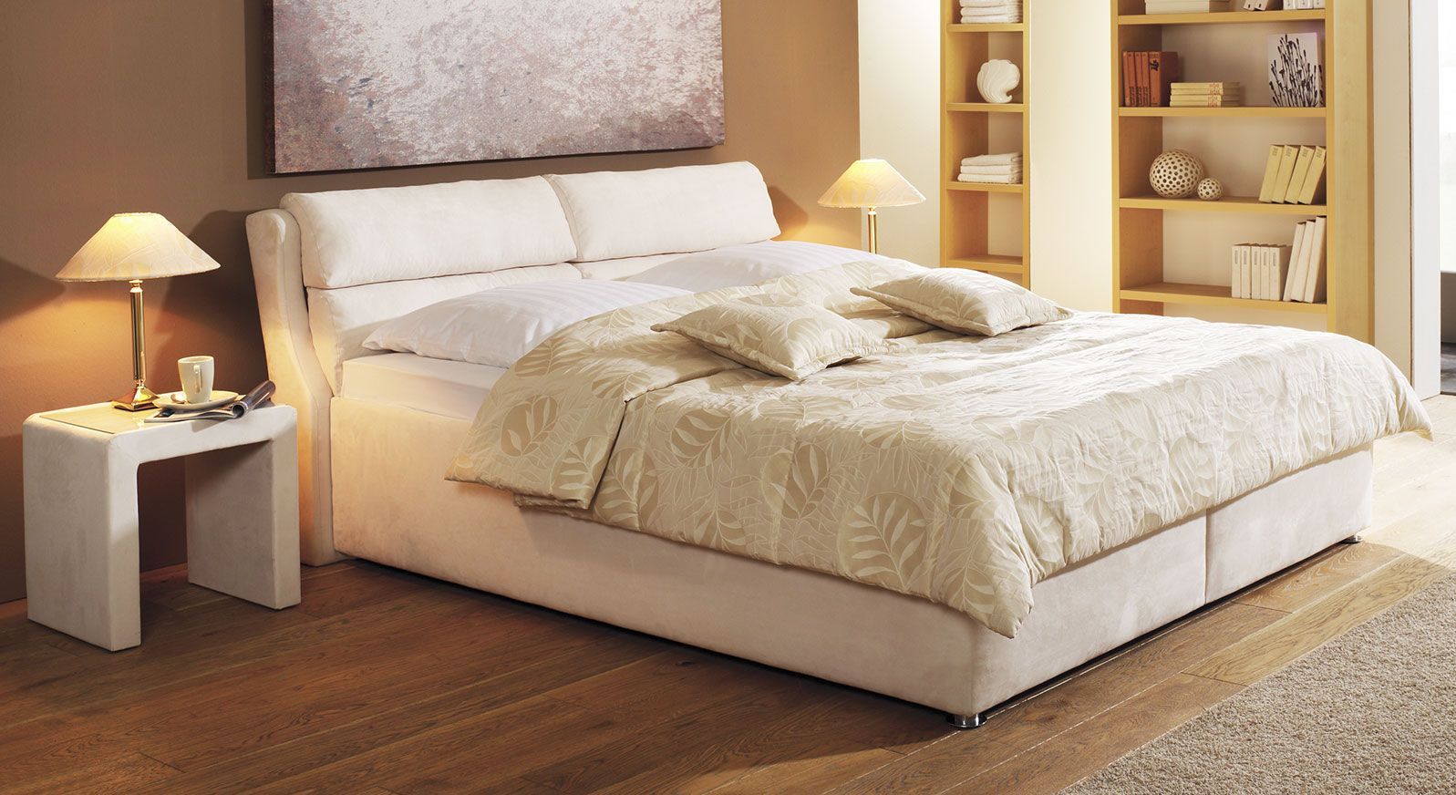 Cremefarbenes Bett Cremona mit weicher Decke in Beige