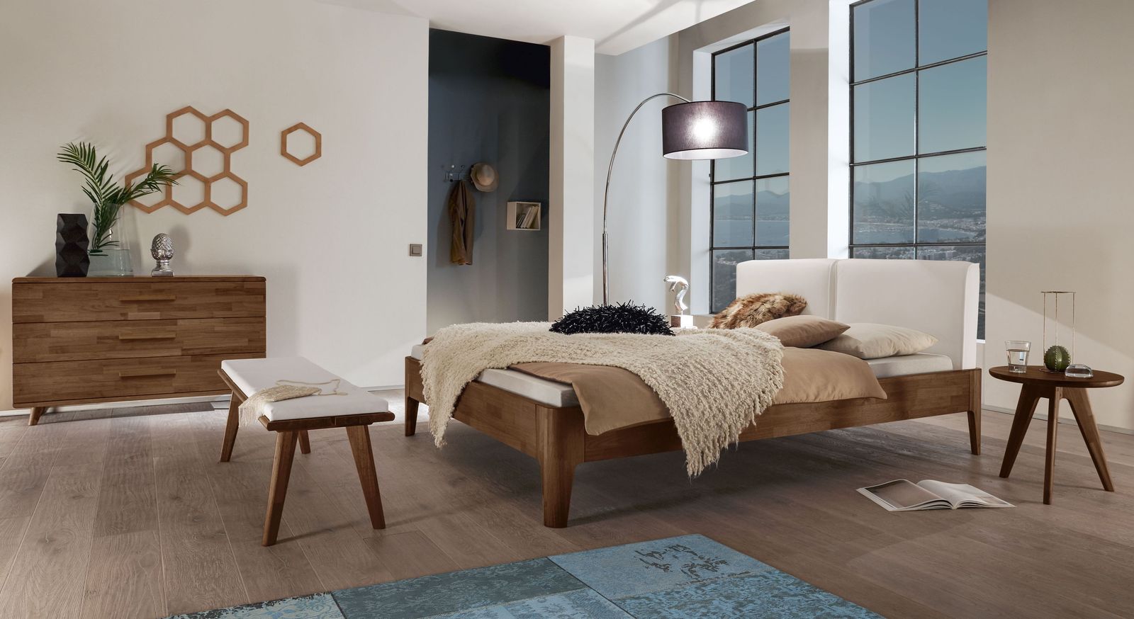 Hochwertiges Bett Gori mit passenden Schlafzimmermöbeln