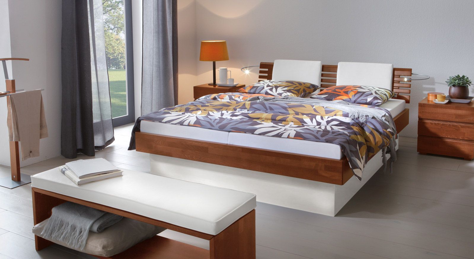 Das Bett Grosseto aus Buche kirschbaumfarben und weißem MDF