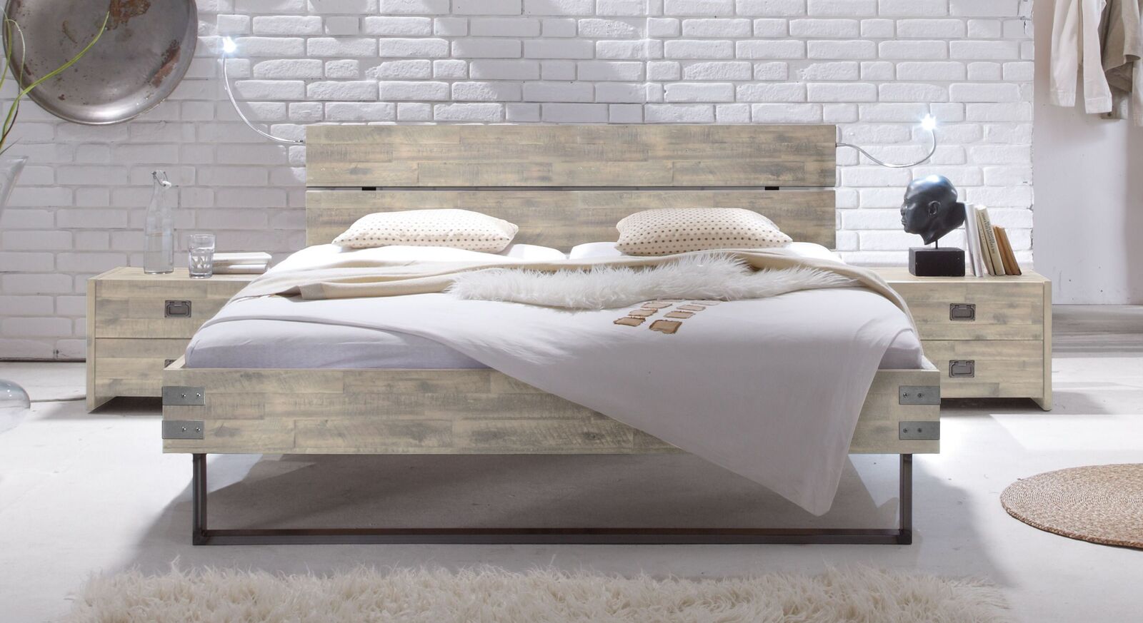 Bett Konna aus weißer Akazie mit Metallbeschlägen