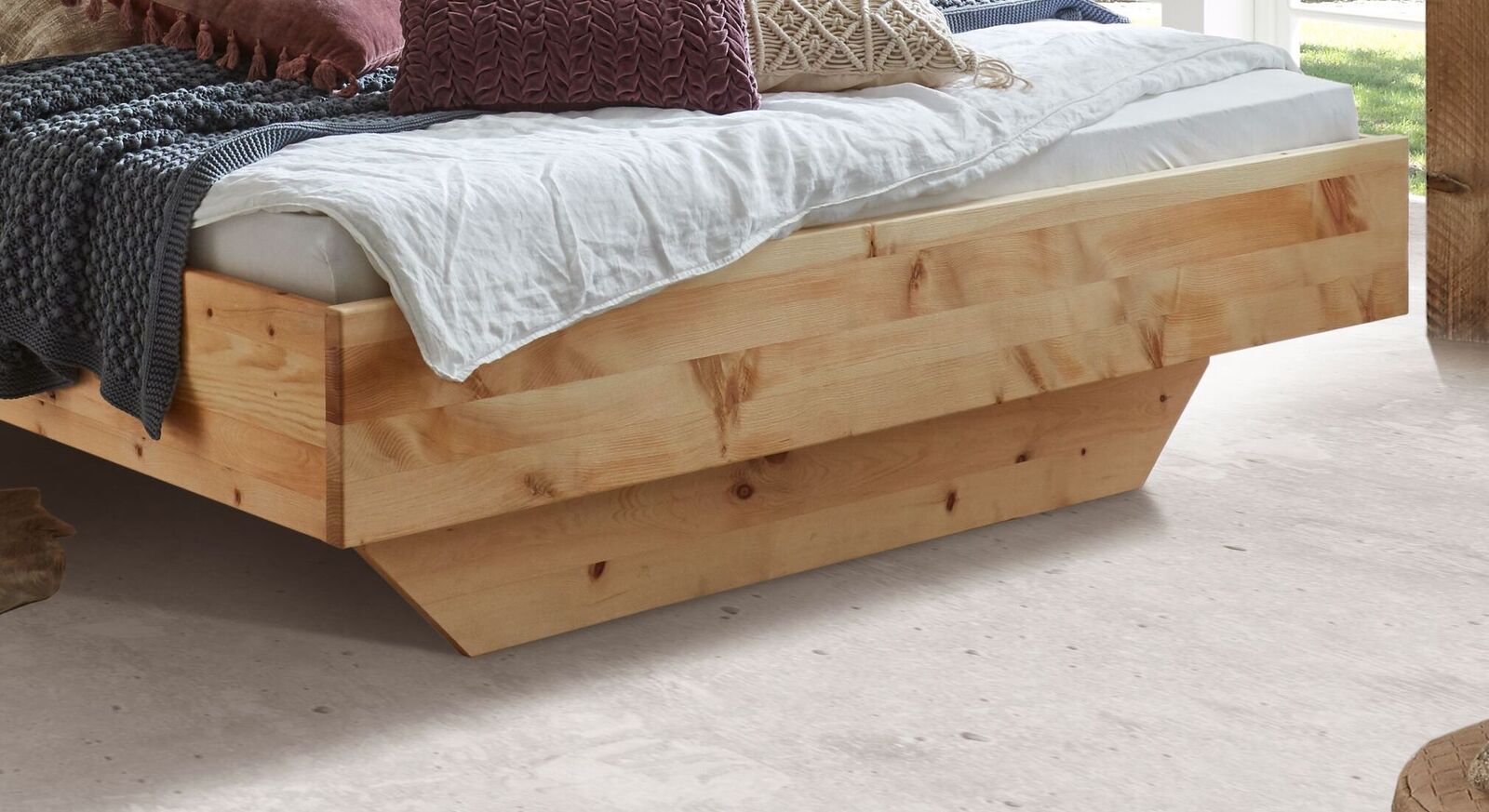 Bett Marmolata aus natürlich gemasertem Zirbenholz