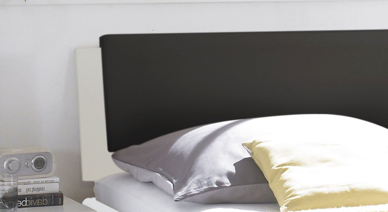 Das Bett Mendo  mit weißem gepolsterten Kopfteil