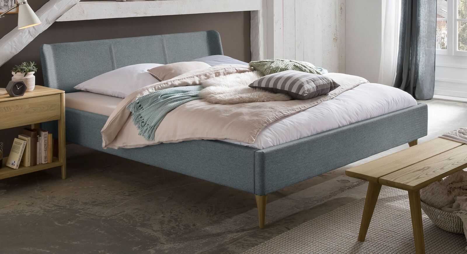 Stylisches Bett Nelda mit Bezug in Fischgrät-Velours Blaugrau