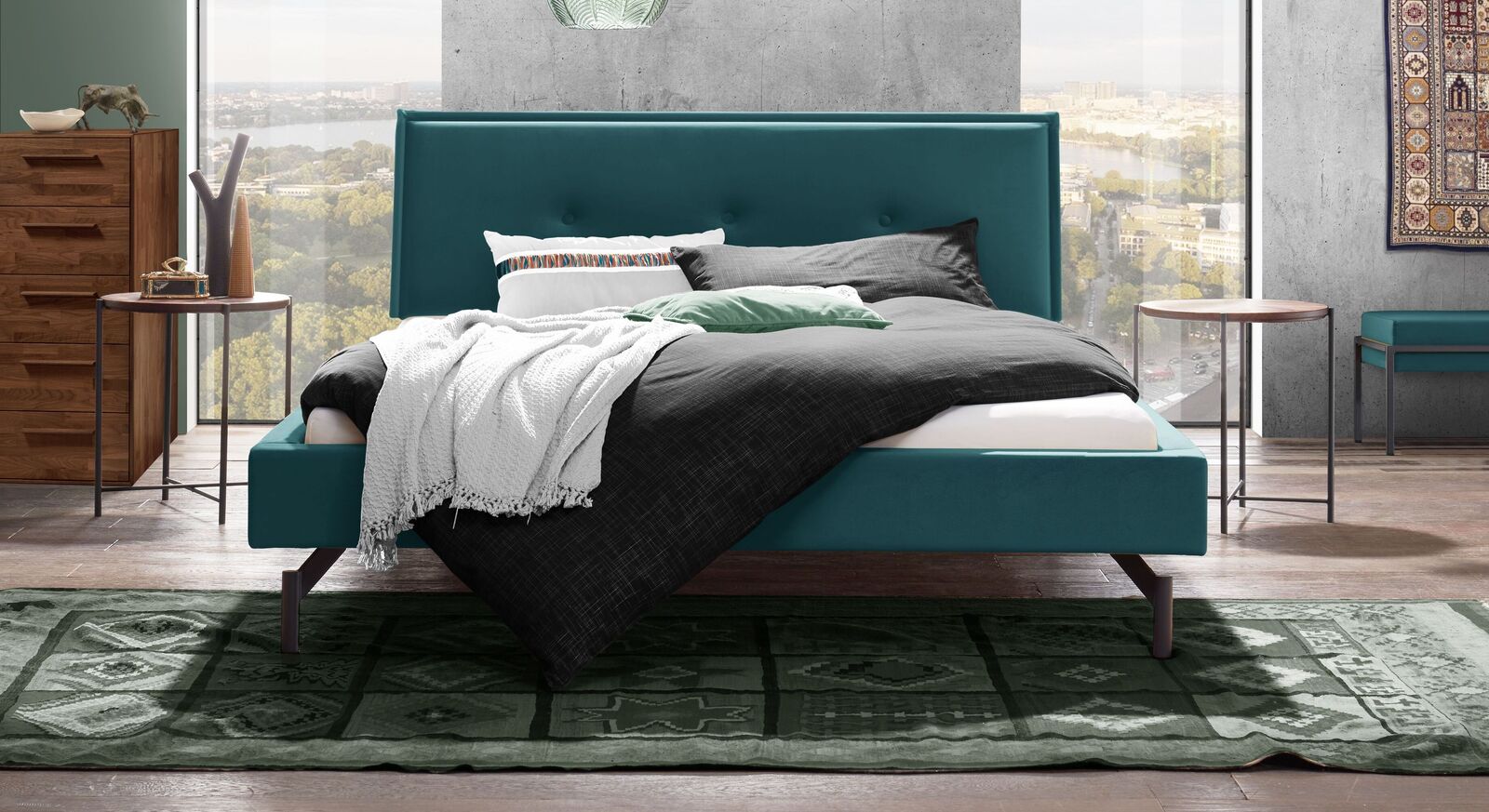 Trendiges Bett Nocan mit aquafarbenem Samtbezug