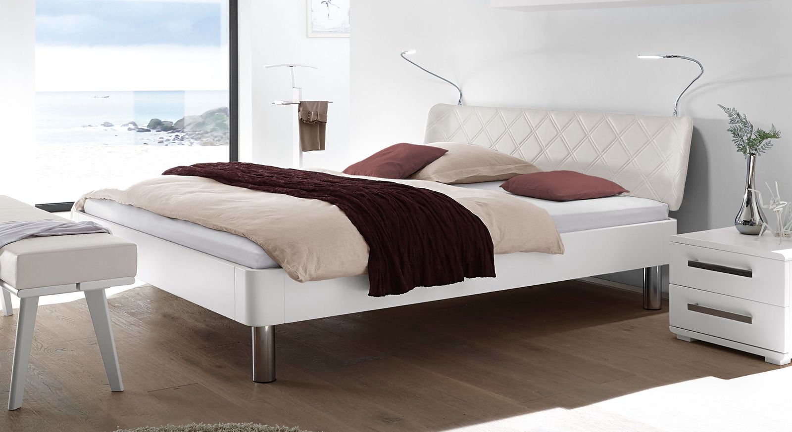 Weiß deckendes Bett Perama mit Chromfüßen