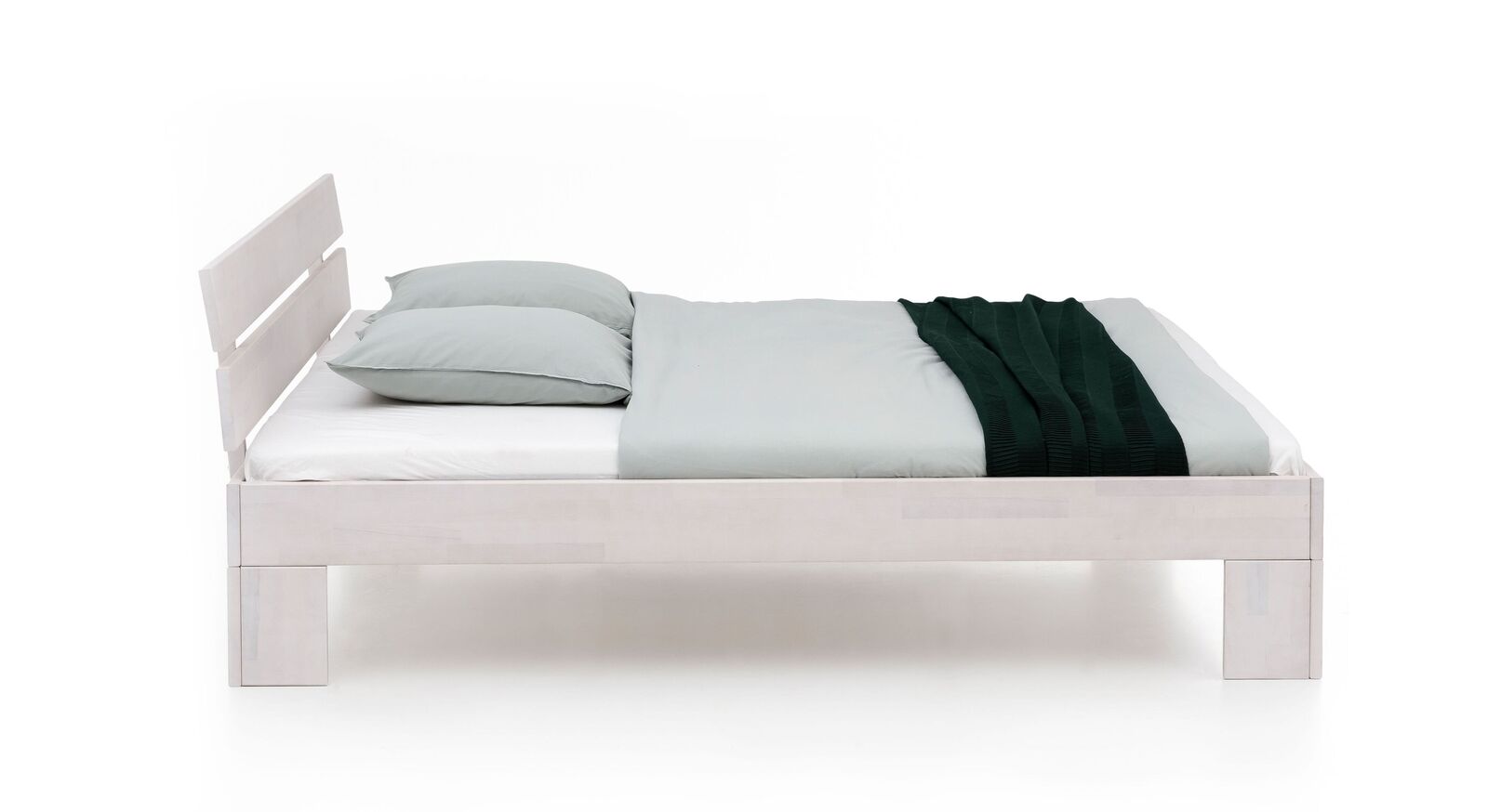 Bett Tanu aus weiß lackierter Kernbuche
