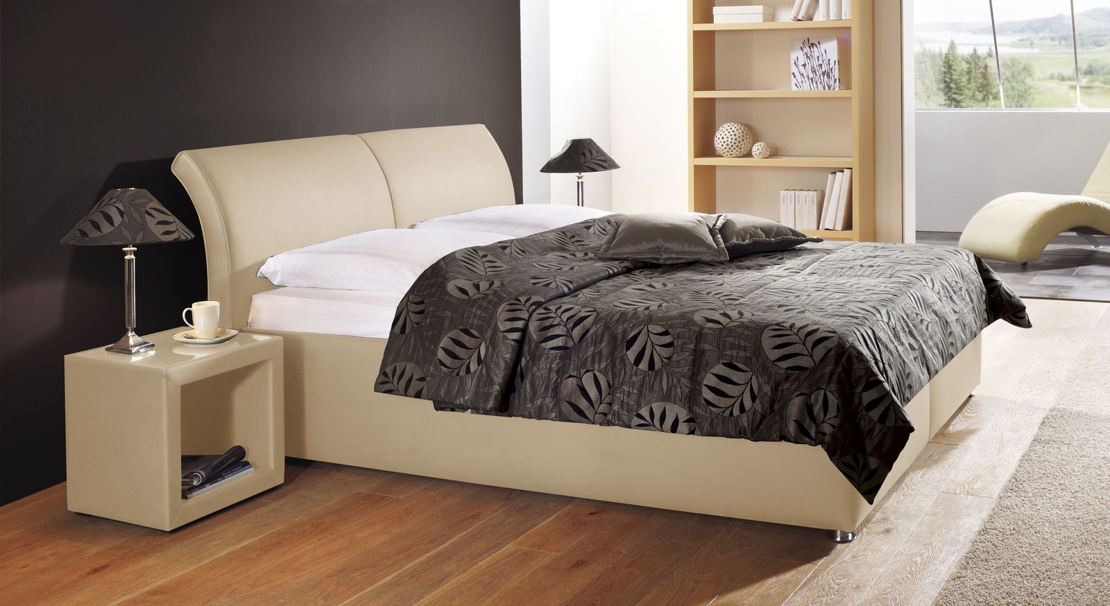 Gepolstertes Bett Trapani aus sandfarbenem Kunstleder