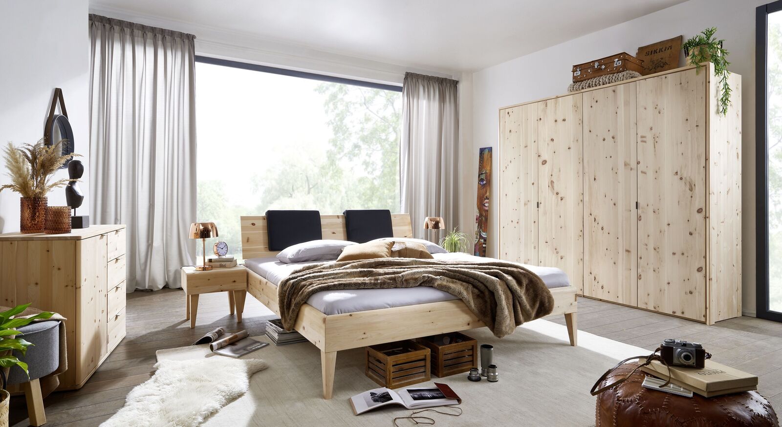 Passende Schlafzimmermöbel zum Drehtürenschrank Alistra aus Zirbenholz