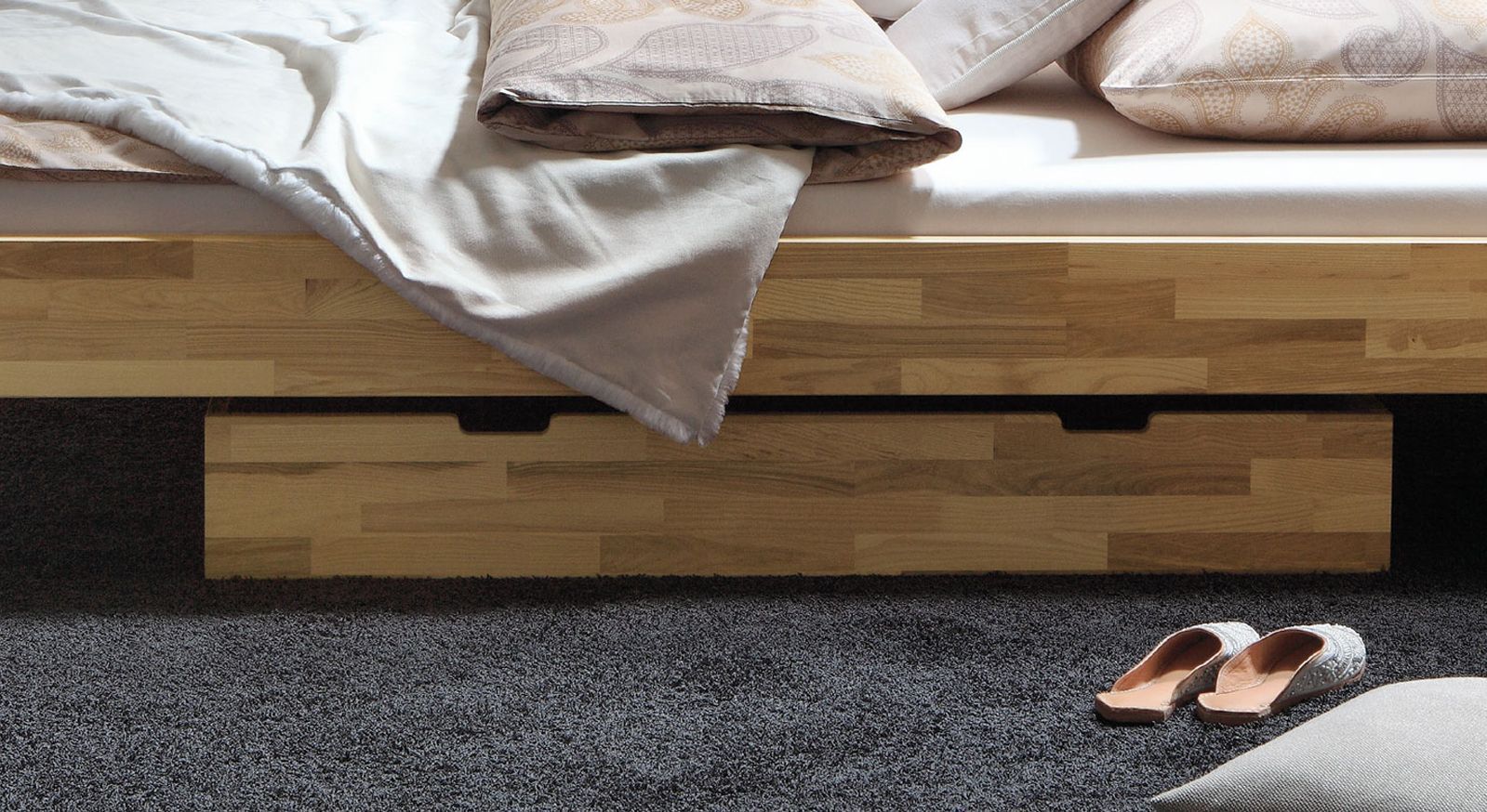 Der Bettkasten des Holzbettes Madrid aus Kernbuche