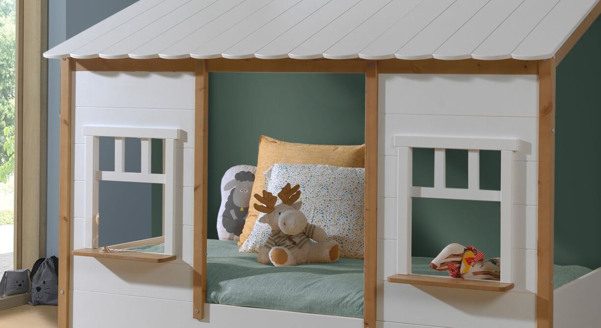 Kinderbett Landhaus mit praktischen Fensterbrettern