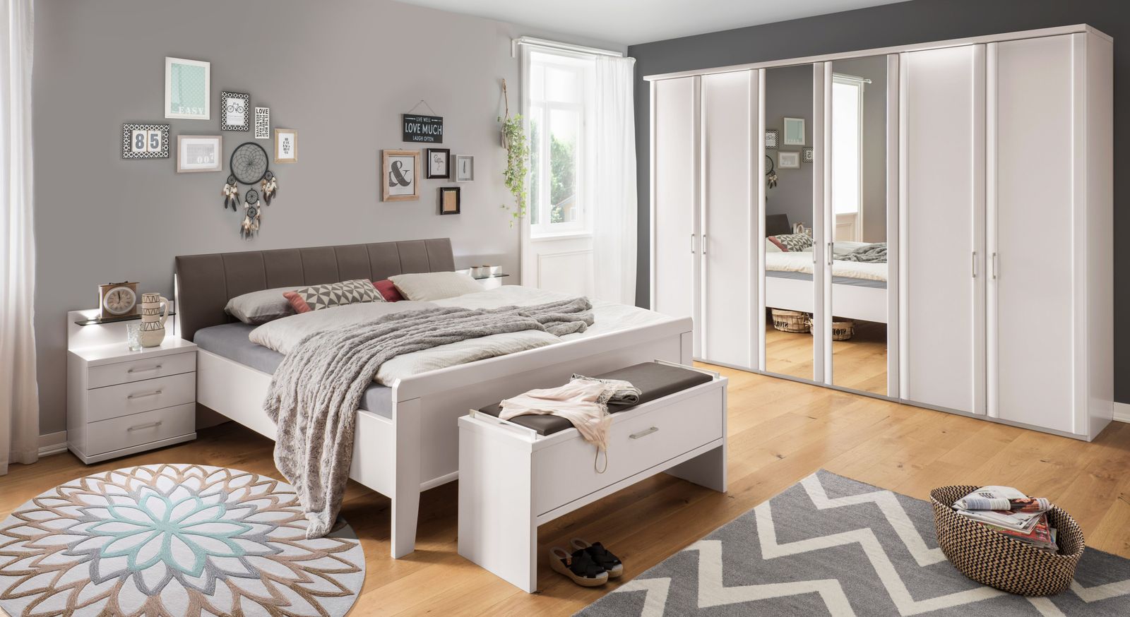 Komfort-Doppelbett Casperia mit passenden Schlafzimmermöbeln