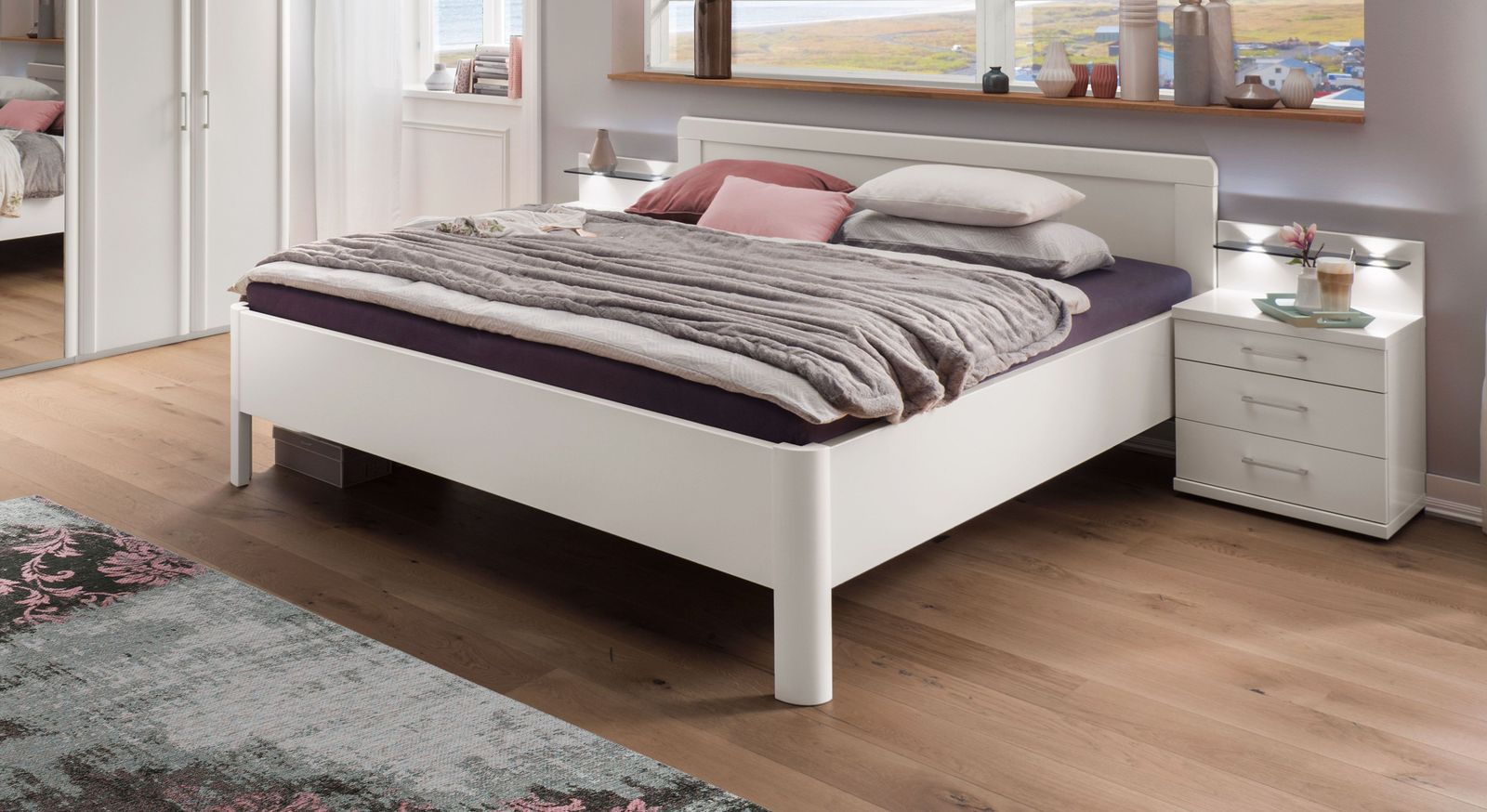 Komfort-Doppelbett aus alpinweißem Dekor