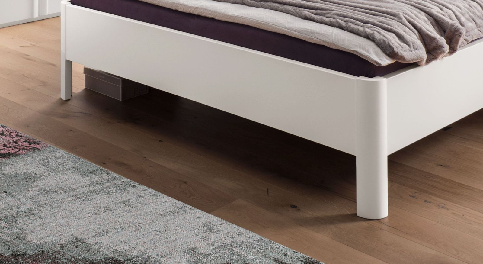 Komfort-Doppelbett Cavallino mit robusten Bettbeinen