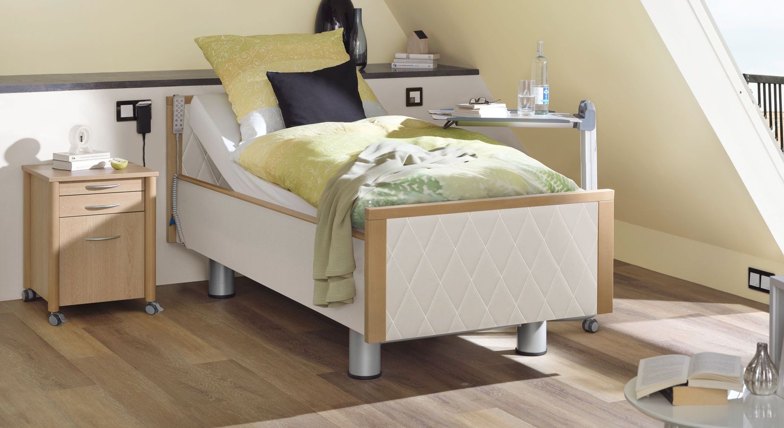 Komfortbett mit Pflegebett-Funktion Rügen mit gestepptem Kunstleder in Weiß