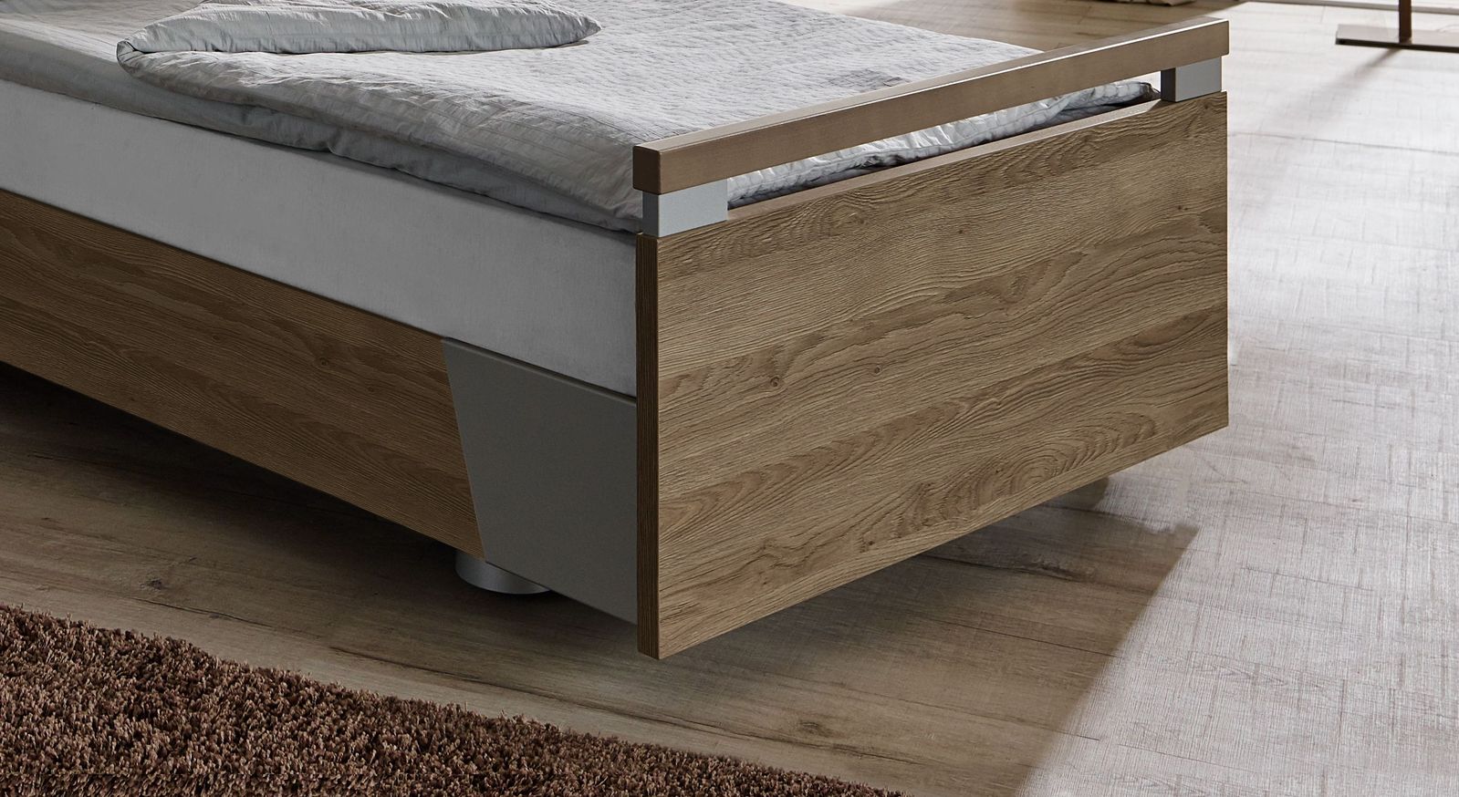 Komfortbett mit Pflegebett-Funktion Usedom inklusive schlichtem Fußteil mit Metalldetails