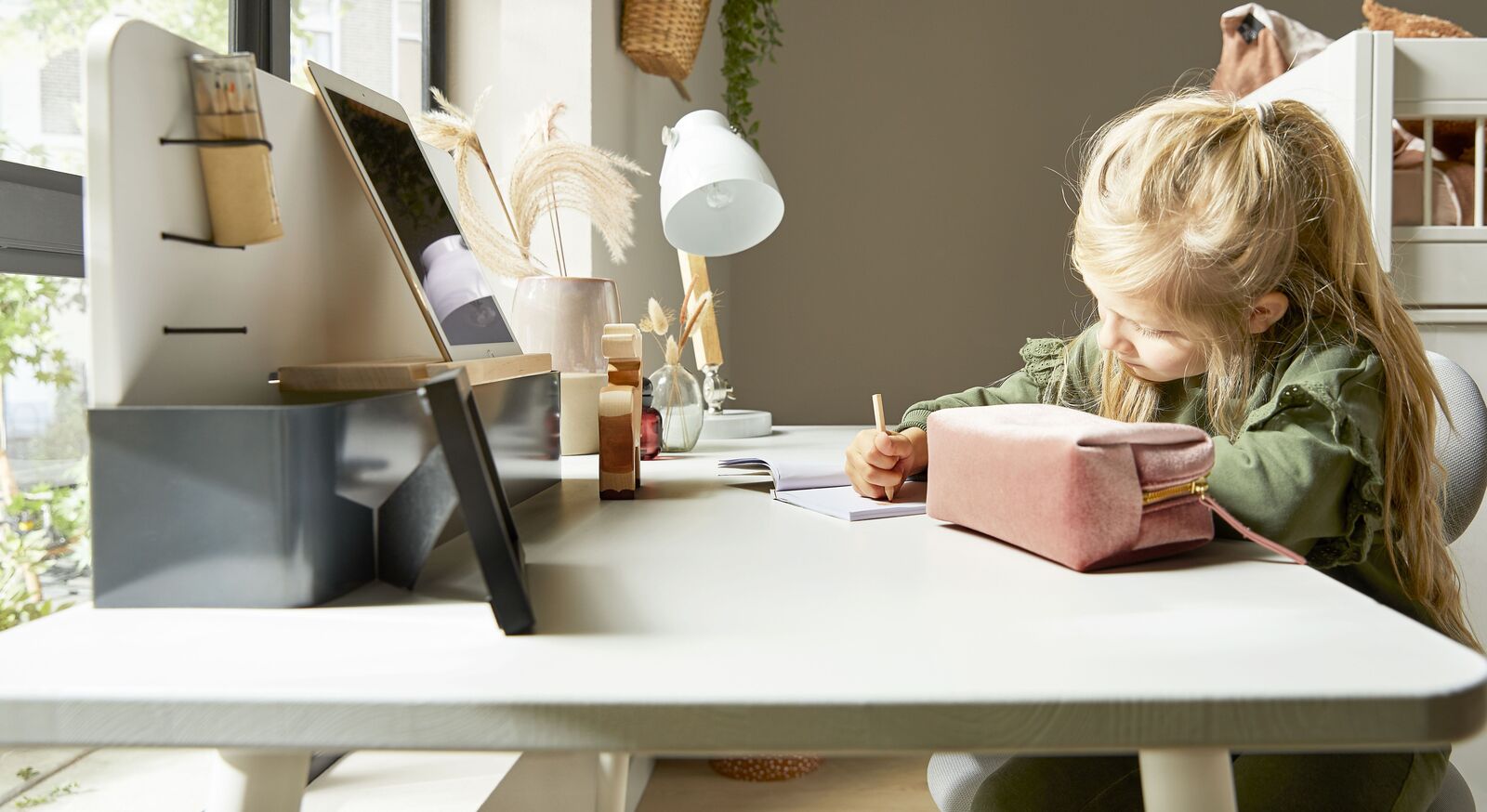 LIFETIME Schreibtisch "Original" mit Schublade ist optimal für Kinder geeignet