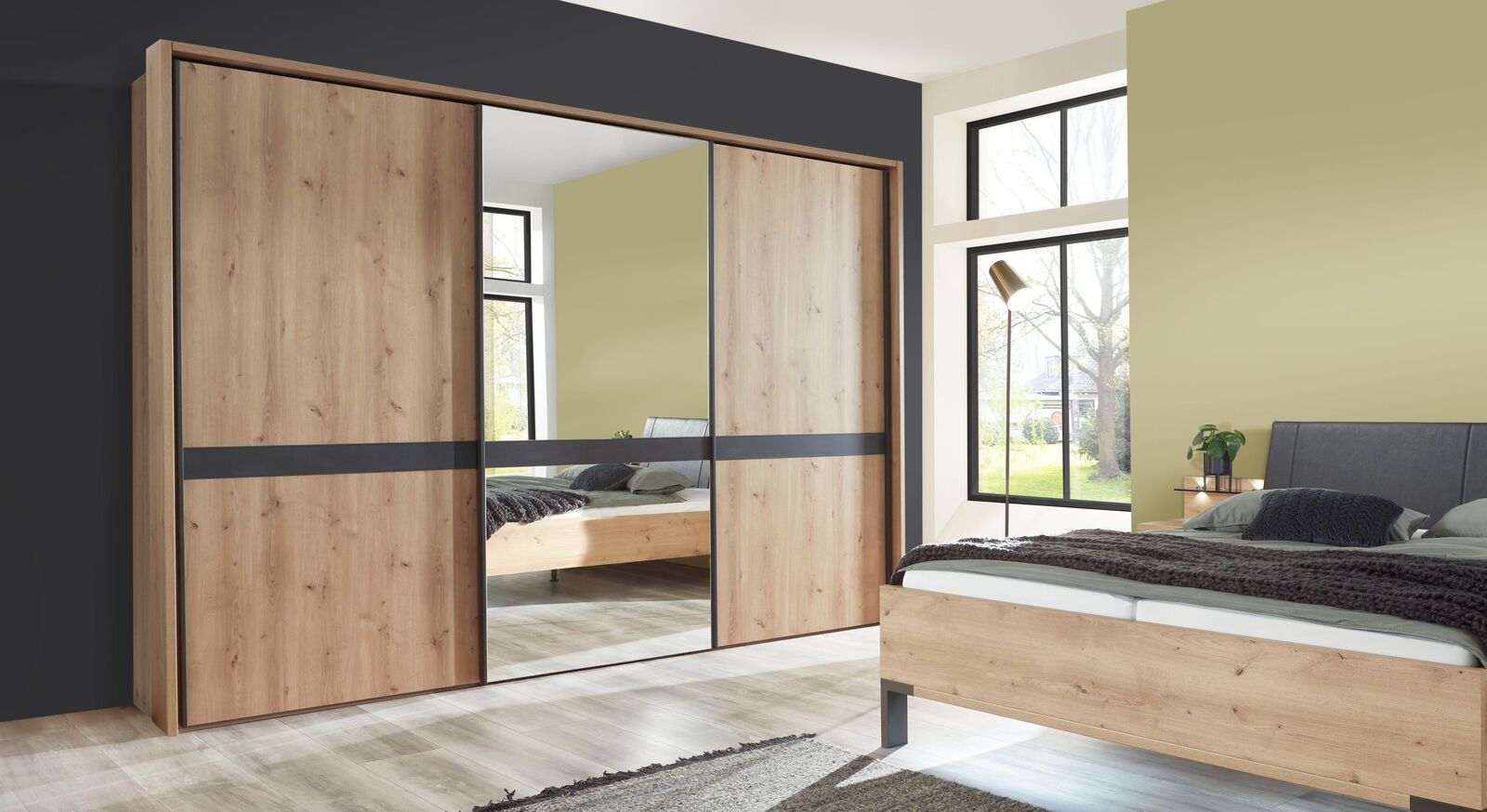 Schlafzimmer Lothas mit Echtholz-Türen