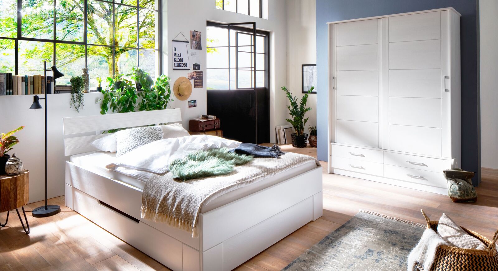 Schlafzimmer Ottena mit Schiebetüren-Kleiderschrank und Schubkastenbett