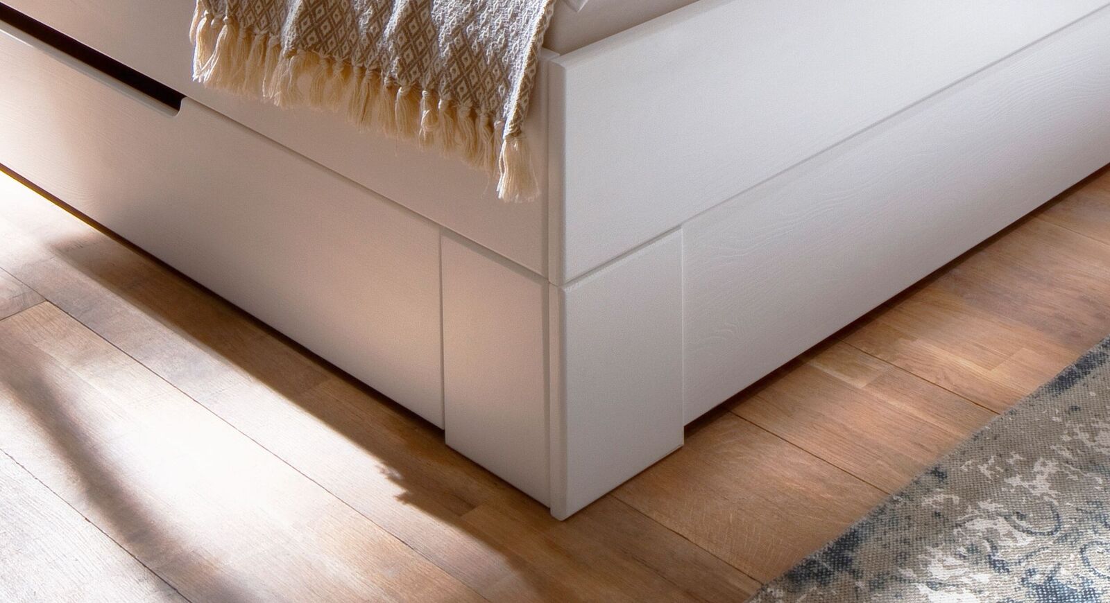 Schubkasten-Bett Ottena aus weiß lackiertem Massivholz