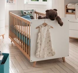 Babybett Kids Nordic mit ausgestellten Bettbeinen