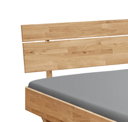 Klassisches Bett Bekas mit geneigtem Holzkopfteil