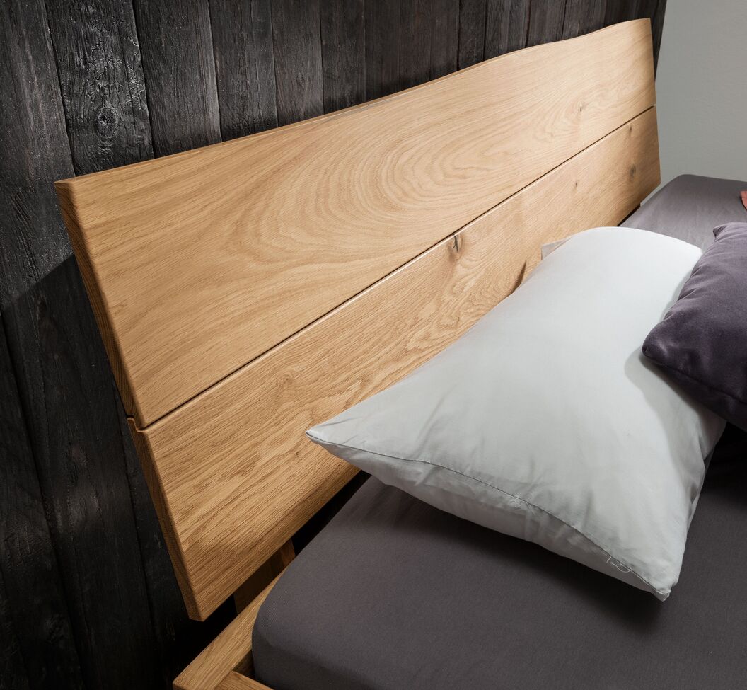 Holz-Kopfteil von Bett Fillin mit natürlicher Baumkante