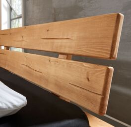 Kopfteil von Bett Ikast mit natürlicher Holzmaserung
