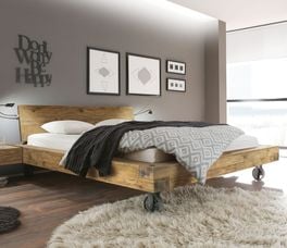 Rustikales Bett Quesada mit markanter Holzmaserung