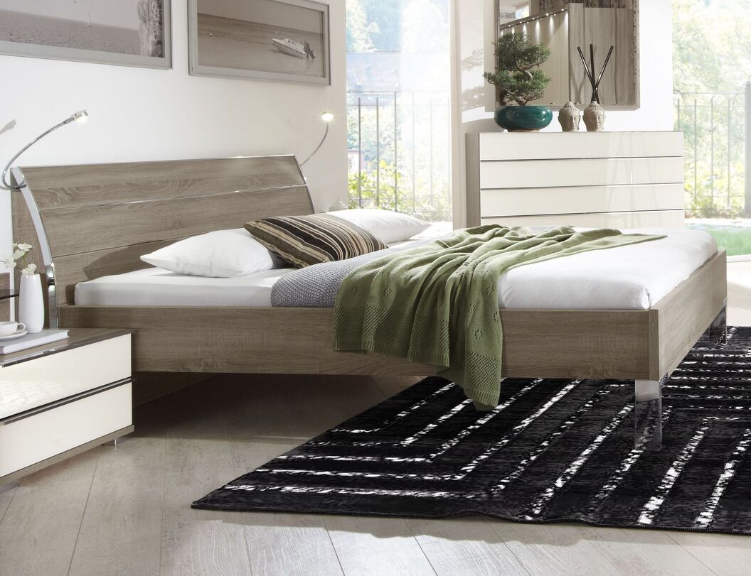 Schlichtes Bett Tiko mit modernen Metallelementen