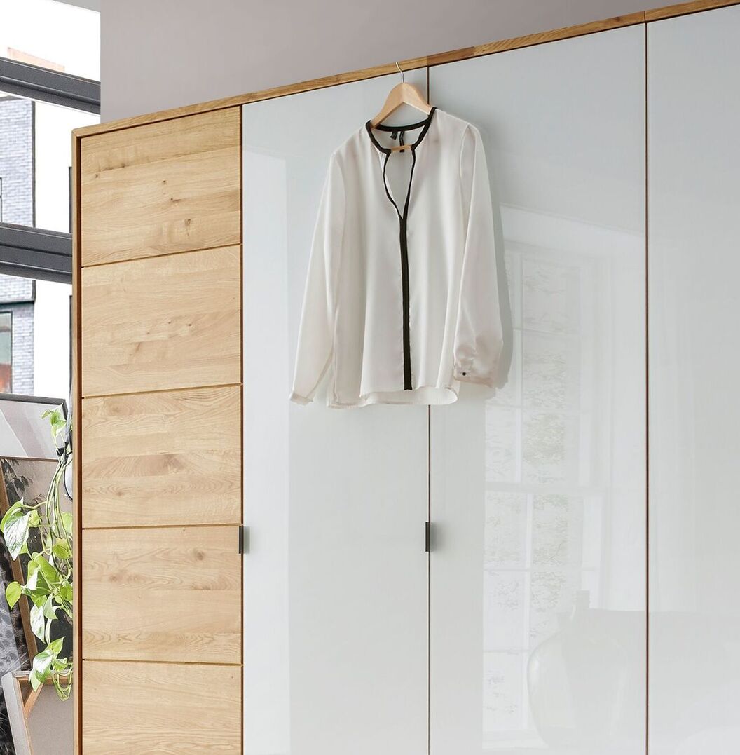 Moderner Drehtüren-Kleiderschrank Vildan mit weißen Glastüren