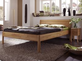 Massivholzbett Sasari im schlichten Design mit passendem Nachttisch