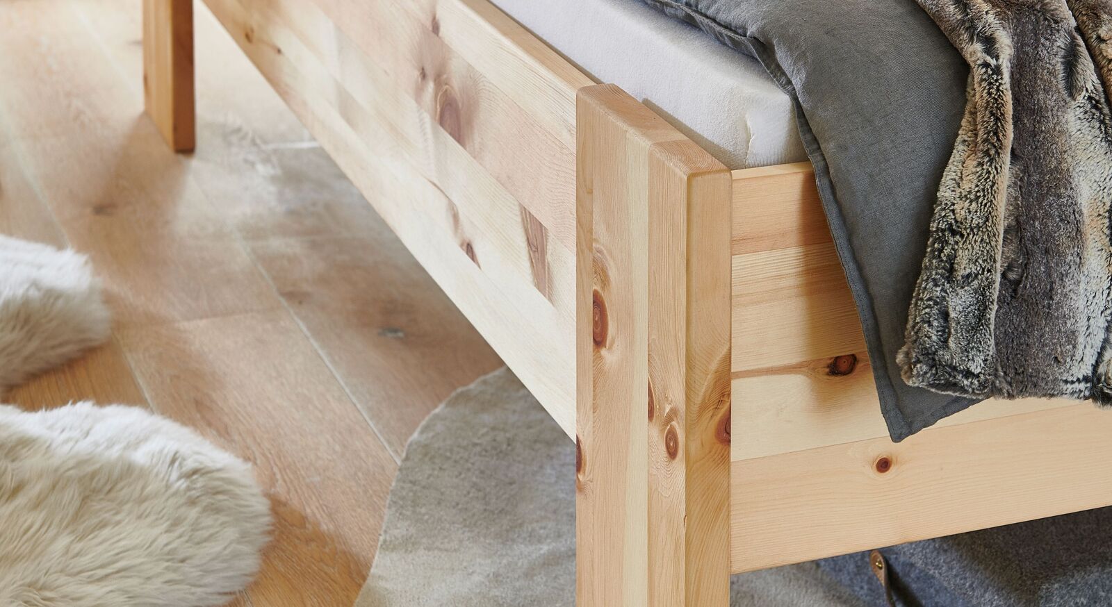 Zirbenholz-Bett mit massiven Holzfüßen