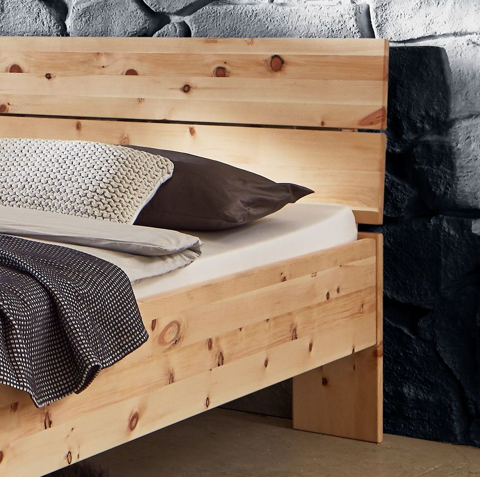 Bett aus massivem Zirbenholz mit Latten-Kopfteil - Presanella