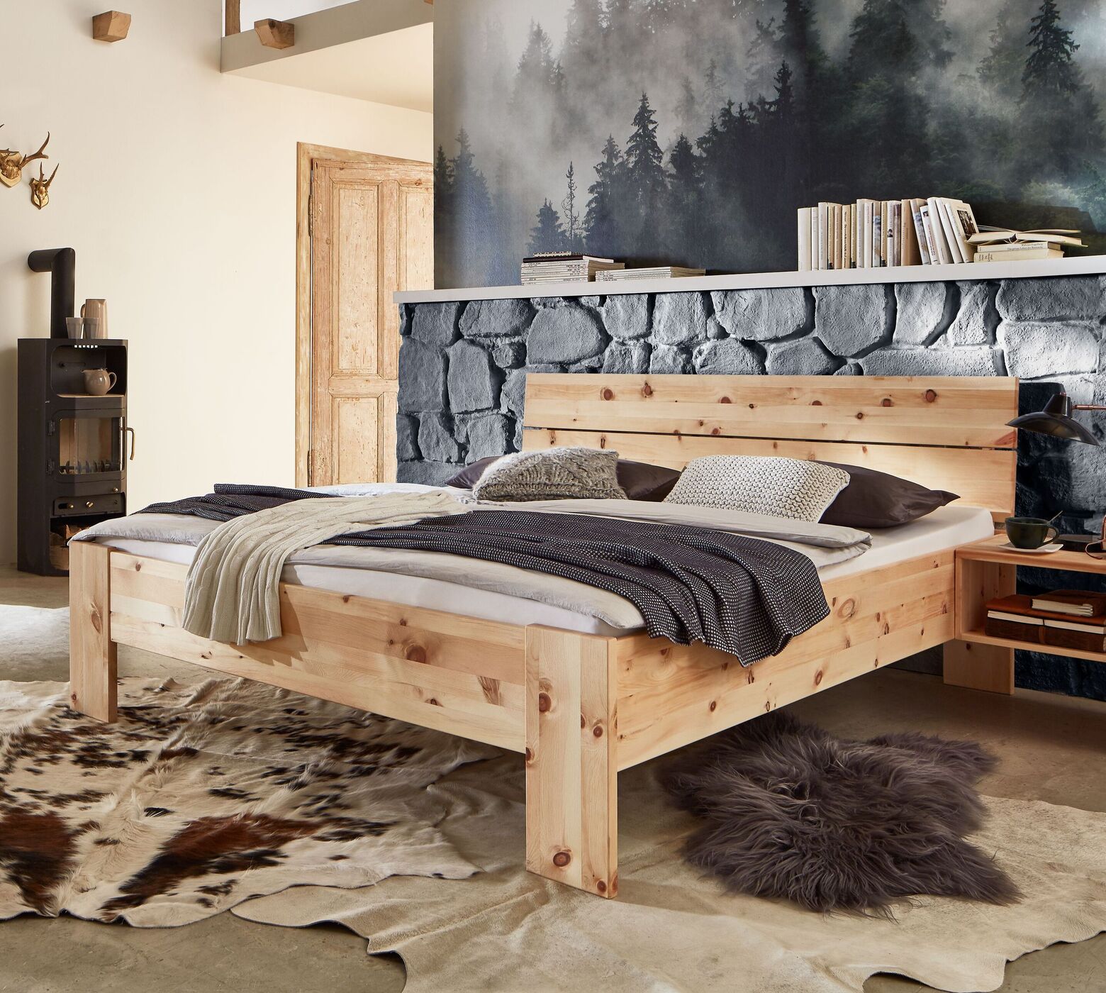 Bett aus massivem Zirbenholz mit - Presanella Latten-Kopfteil