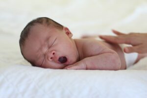 Baby gähnt - Warum ist Gähnen ansteckend?