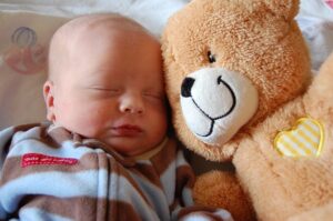 Was sind Schlafhilfen für Babys?