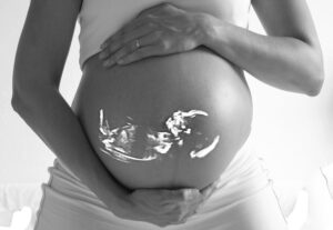 Schon im Mutterleib haben Babys Saugreflex und lutschen Daumen.