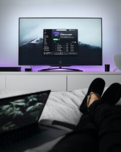 Viel Zeit am Bildschirm - beim Bed Rotting - Unproduktivität auf höchstem Niveau