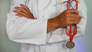 Bei psychophysiologischen Schlafstörungen sollte ein Arzt zur Unterstützung hinzugezogen werden.
