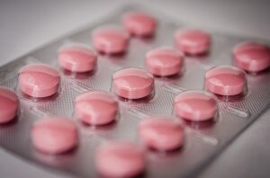 Durch Medikamente können die Symptome des Schenck-Syndroms behandelt werden.
