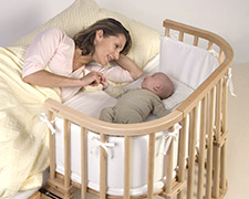 Mutter mit Kind und Beistellbett